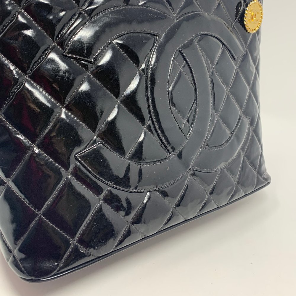 authentic Chanel Quilted  Leather CC Logo bag - Picture 6 of 16